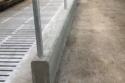 betonroosters-vervangen-betonwandjes-storten-voerhek